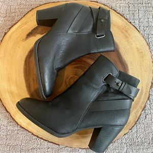 Apt 9 women’s size 8.5 black ankle bootie faux leather with wrap detail w/buckle